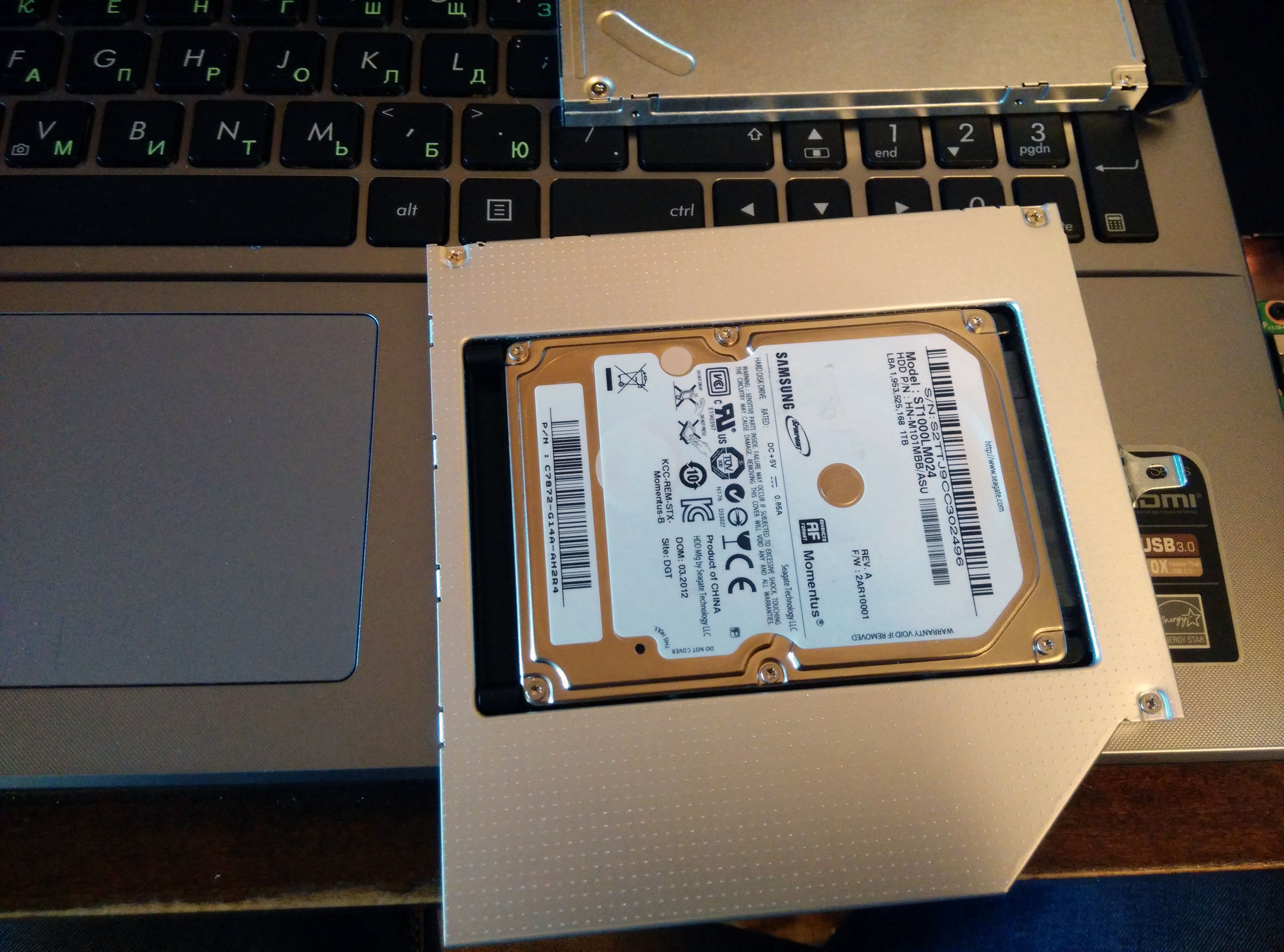 После жесткого ноутбуке. Жёсткий диск ссд для ноутбука. Асус 550 ноутбук жесткий диск. SSD диск для ноутбука ASUS. Адаптер под SSD диск в ноутбук ASUS.